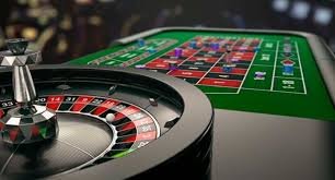 Dealer profesional Live Casino supergacor77 membagikan kartu baccarat secara langsung di studio HD